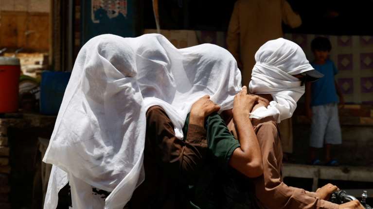 Ψήνεται το Πακιστάν: Ο υδράργυρος ξεπέρασε τους 52 βαθμούς Κελσίου εν μέσω του καύσωνα