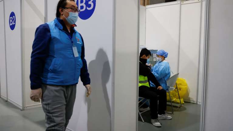 Κίνα σε ΗΠΑ: Δεν επιβάλαμε στους διπλωμάτες σας να κάνουν πρωκτικό κορονο-τεστ