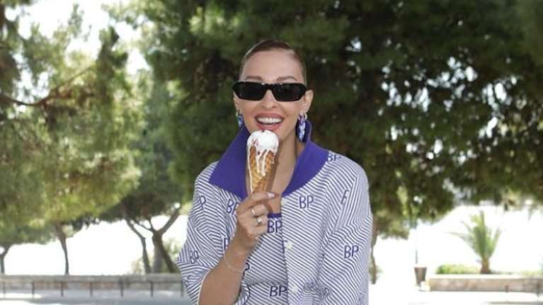 Η Ελένη Φουρέιρα ποζάρει αγκαλιά με τον γιο της στο ηλιοβασίλεμα [εικόνες]