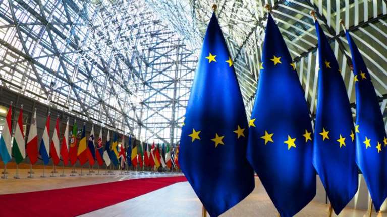 Reuters: Μεγαλύτερη κεφαλαιακή ελάφρυνση στις τράπεζες από την ΕΕ για να βοηθήσουν επιχειρήσεις