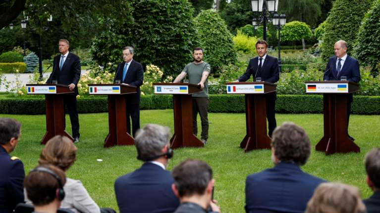 Σολτς, Μακρόν και Ντράγκι: Η Ουκρανία πρέπει να μπει σε καθεστώς υποψήφιας προς ένταξη χώρας στην ΕΕ - Τι ζήτησε ο Ζελένσκι