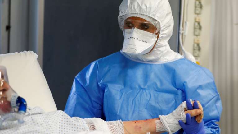 Ιταλία: Σε... Σέρλοκ Χολμ για τον εντοπισμό ανεμβολίαστων πολιτών άνω των 60, μετατρέπονται οι οικογενειακοί ιατροί