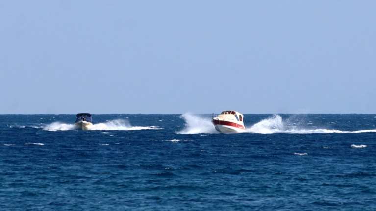 Ταχύπλοο τραυμάτισε 59χρονο κολυμβητή στο Μαρμάρι- Συνελήφθη ο χειριστής