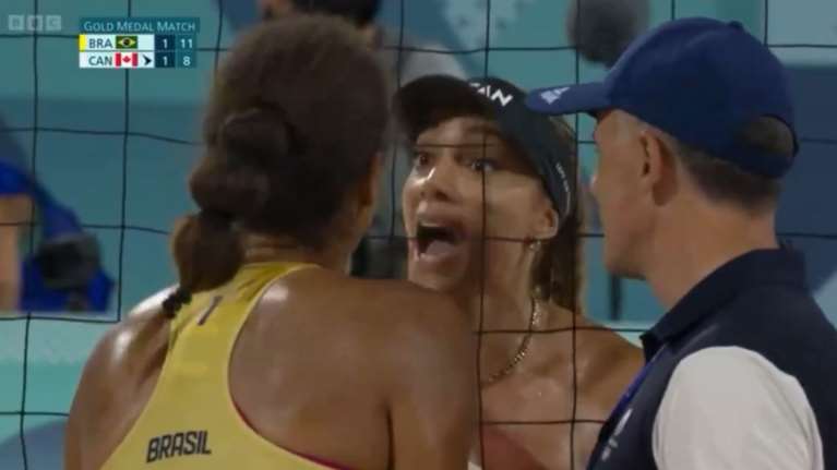 Ολυμπιακοί Αγώνες 2024: &quot;Αρπάχτηκαν&quot; Βραζιλιάνες και Καναδέζες στον τελικό μπιτς βόλεϊ - Πώς τις ηρέμησε ο... Dj [βίντεο]