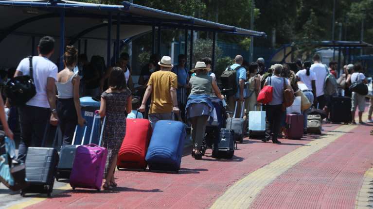 Αυξημένη κίνηση στο λιμάνι του Πειραιά: Η φυγή των αδειούχων του Αυγούστου - Τα μέτρα στα πλοία