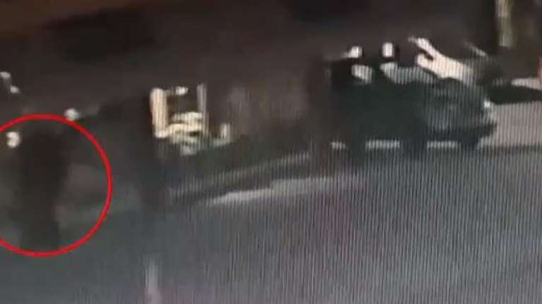 Δολοφονία στη Γλυφάδα: Βίντεο ντοκουμέντο - Η στιγμή που ο 51χρονος μαχαιρώνει με μανία τον σύντροφο της μητέρας του