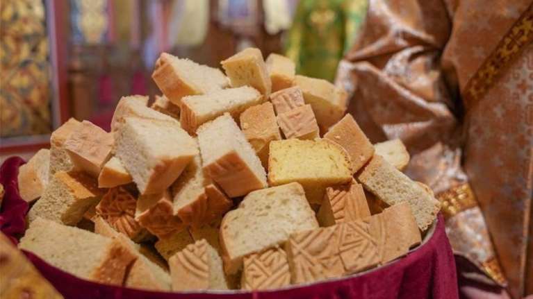 Χειροπέδες σε 46χρονο που έκλεψε σακούλα με αντίδωρα και τρόφιμα από εκκλησία