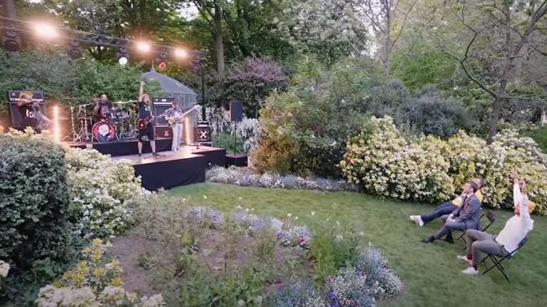 Ο Μακρόν έχασε στοίχημα και φιλοξένησε συναυλία heavy metal στο Ελιζέ