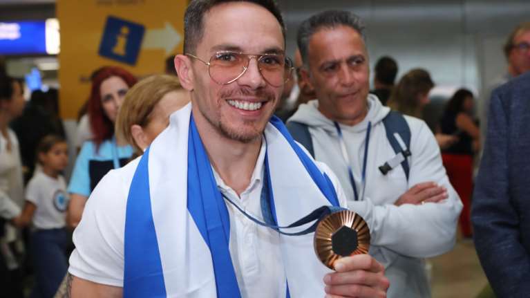 Έφθασε ο Λευτέρης Πετρούνιας στο "Ελ. Βενιζέλος": "Μου ζητήθηκε και το παρέδωσα" είπε για το χάλκινο μετάλλιο