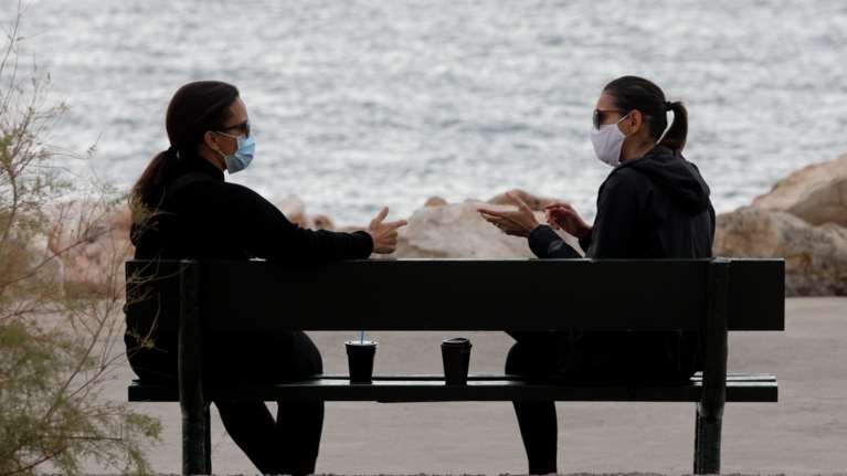 Παπαευαγγέλου: Τι είπε για τη μετάδοση του ιού σε εξωτερικούς χώρους - Τα παγκάκια, ο καφές και τα τσιγάρα