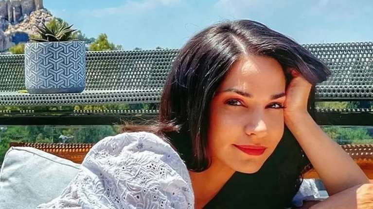 Κατερίνα Γερονικολού: Έγινε κουμπάρα φορώντας το πιο ονειρεμένο λιλά φόρεμα του καλοκαιριού