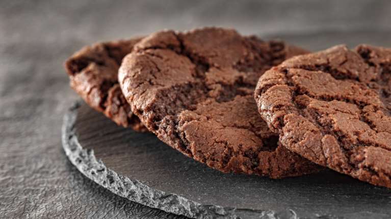 Τα πιο εύκολα σοκολατένια μπισκότα με μόλις 3 υλικά - φανταστικά cookies χωρίς ζάχαρη