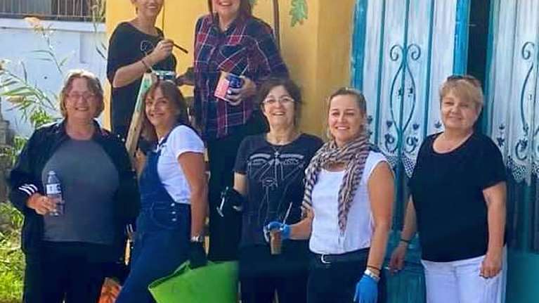 Χαλκιδική: Oι 7 γυναίκες που πολεμούν τη μουντάδα του lockdown ζωγραφίζοντας τοίχους [εικόνες]