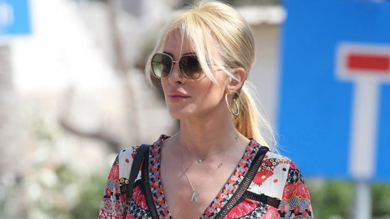 Κατερίνα Καινούργιου: Το αέρινο φόρεμά της είναι από ελληνικό brand που επιλέγουν όλες οι Ελληνίδες celebrities