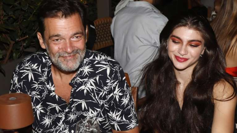 Κωνσταντίνος Καζάκος: Η πρώτη δημόσια εμφάνιση με την 23χρονη σύντροφό του - &quot;Έχω βρει ένα πλάσμα που αγαπάω και με αγαπάει&quot;