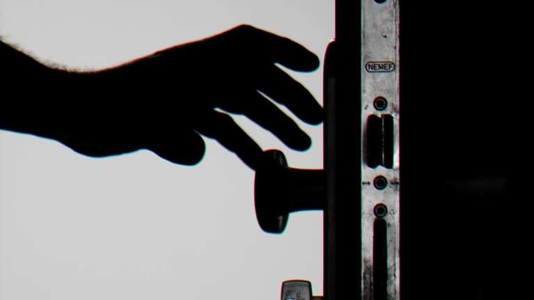 Ρέθυμνο: Τρόμος για νεαρές φοιτήτριες- Άγνωστοι απειλούν να εισβάλλουν μέσα στη νύχτα στα σπίτια τους