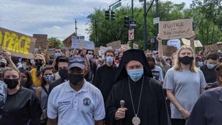 Ο Αρχιεπίσκοπος Αμερικής Ελπιδοφόρος διαδηλώνει κατά της βίας στο Μπρούκλιν