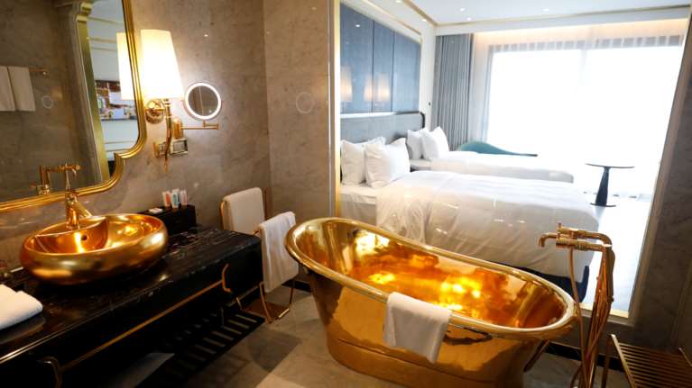 Έπαθαν ...Πατούλη στο Βιετνάμ: Ανοίγει το πρώτο ολόχρυσο ξενοδοχείο στον κόσμο [εικόνες]