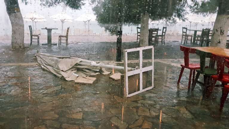 Κακοκαιρία GENESIS: Κόκκινος συναγερμός με προειδοποίηση για ακραία φαινόμενα - "Να είστε προσεκτικοί"