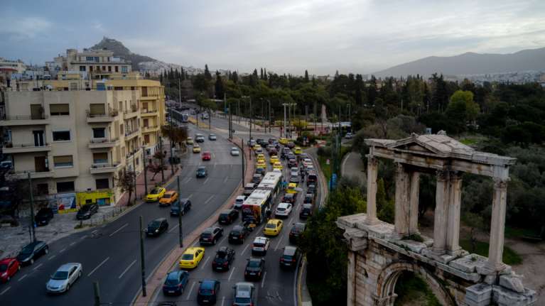 Πρώτη ημέρα lockdown: Η Αθήνα από ψηλά - Έρημη η Ερμού, κίνηση στους δρόμους και συγκέντρωση στα Προπύλαια [Εικόνες]