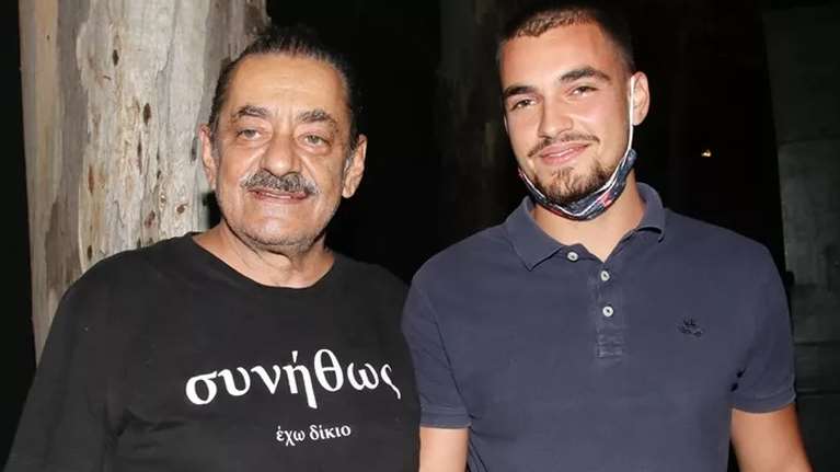 Σπύρος Καφετζόπουλος: O γοητευτικός γιος του Αντώνη Καφετζόπουλου και της Φαίης Κοκκινοπούλου μόλις πήρε το πτυχίο του