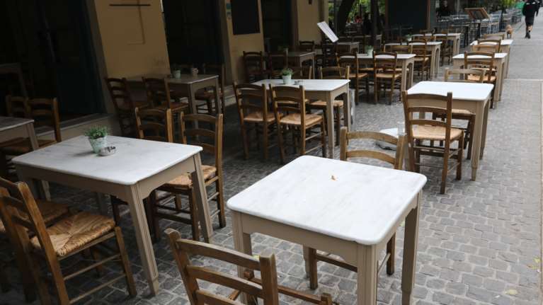 Τη μείωση 40% στα ενοίκια των καφέ - εστιατορίων για τρεις ακόμη μήνες εξετάζει το ΥΠΟΙΚ