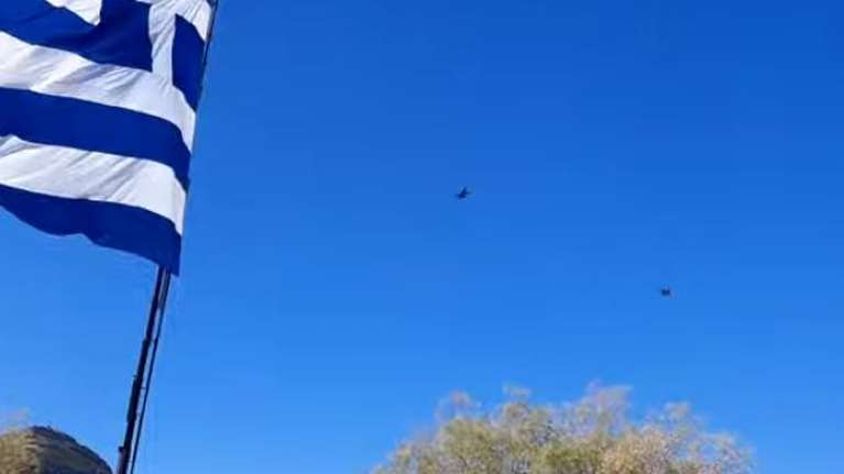 Συγκίνηση στο Καστελόριζο: Ελληνικά F-16 πέταξαν πάνω από τεράστια ελληνική σημαία [Βίντεο]