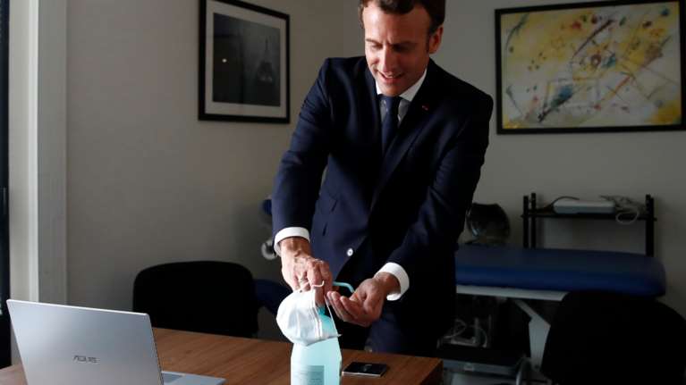 Μακρόν: Το καλοκαίρι &quot;θα παραμείνουμε μεταξύ Ευρωπαίων&quot; - Περιορισμός στα μεγάλα ταξίδια