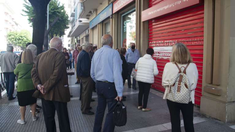 Ανησυχία ΙΕΛΚΑ για μεγάλες ουρές έξω από τα καταστήματα στις ώρες αιχμής