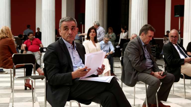 Ο Τσακαλώτος "αδειάζει μεγαλοπρεπώς" τον Αρβανίτη: Ευχάριστη έκπληξη το πακέτο των 750 δις της Κομισιόν