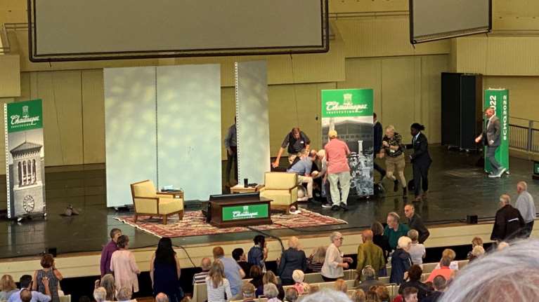 Σαλμάν Ρουσντί: Το Ιράν λέει πως εκείνος φταίει που τον μαχαίρωσαν