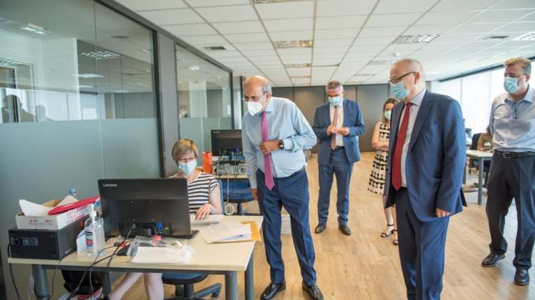 e-ΕΦΚΑ: Επιθεώρηση Χατζηδάκη στη νέα δομή ταχείας απονομής συντάξεων