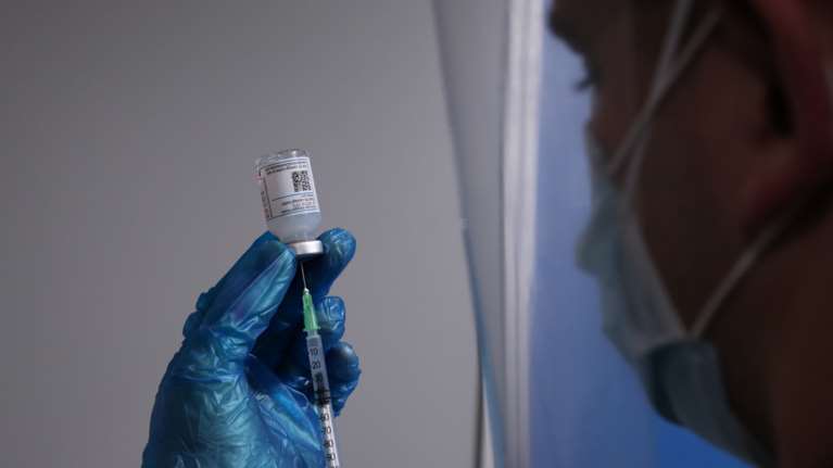 Εμβολιασμοί: Την Παρασκευή η πλατφόρμα για τις ομάδες αυξημένου κινδύνου - Ποιες ηλικιακές ομάδες παίρνουν σειρά [Πίνακες]