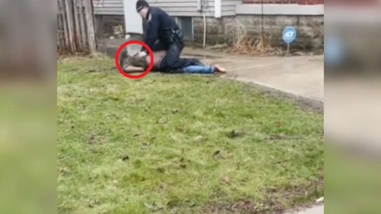 Σάλος και διαδηλώσεις στις ΗΠΑ: Λευκός αστυνομικός ρίχνει στο έδαφος και πυροβολεί στο κεφάλι άοπλο Αφροαμερικανό [βίντεο]