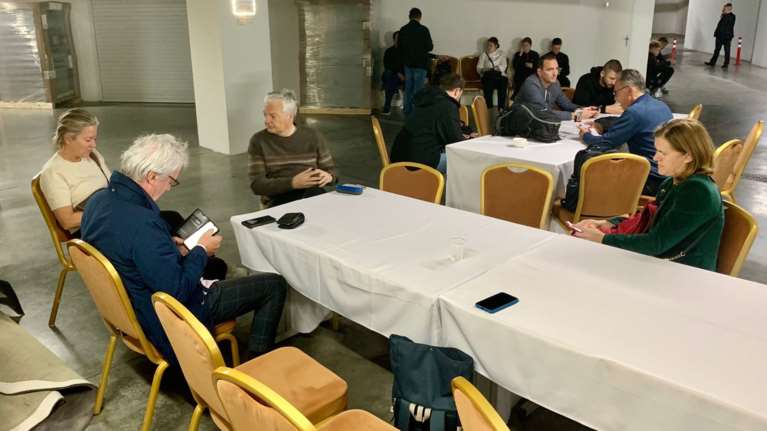 Κίεβο: Ο Επίτροπος Δικαιοσύνης Ντιντιέ Ρέιντερς σε καταφύγιο ξενοδοχείου λόγω των εκρήξεων