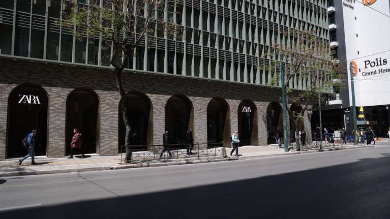 Άνοιξε ξανά το ιστορικό πολυκατάστημα του Μινιόν: Το ισόγειο είναι ένα τεράστιο μαγαζί Zara