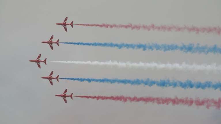 Παλαιό Φάληρο: Εντυπωσιακή αεροπορικη επίδειξη των Red Arrows στον αττικό ουρανό [εικόνες, βίντεο]
