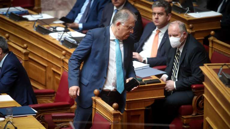 Τάκης Θεοδωρικάκος: Η στιγμή της ξαφνικής αδιαθεσίας του υπουργού ενώ μιλούσε στη Βουλή- Τον επισκέφθηκε ο Πολάκης στο ιατρείο