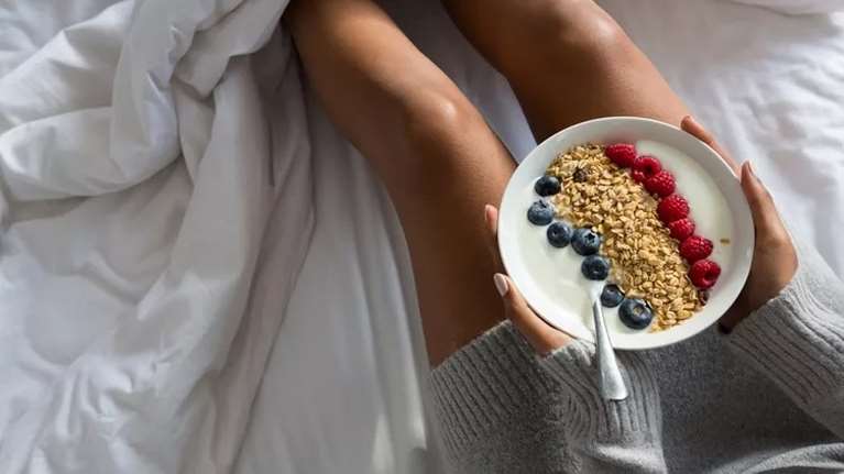 Κοιμήσου &quot;σαν πουλάκι&quot;: 7 τροφές που φέρνουν ύπνο γλυκό + 4 που γίνονται &quot;εφιάλτης&quot;