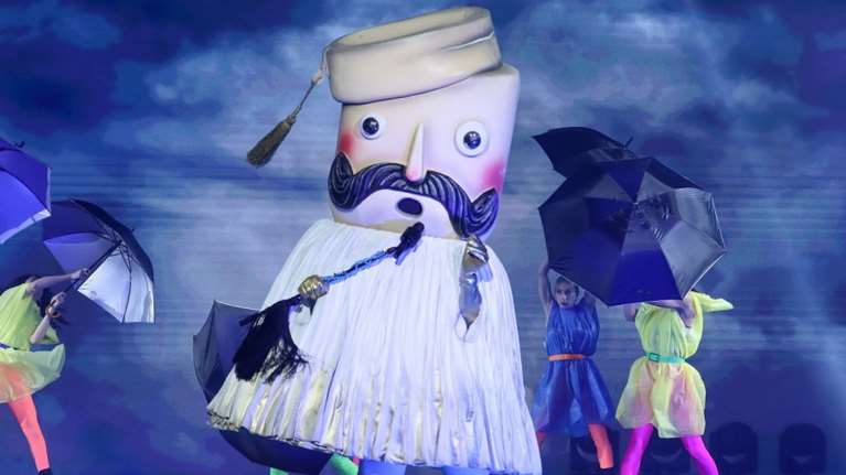 &quot;The Masked Singer&quot;: Ο &quot;Τσολιάς&quot; αποχώρησε - Δεν φαντάζεσαι ποιος κρύβεται πίσω από τη μάσκα