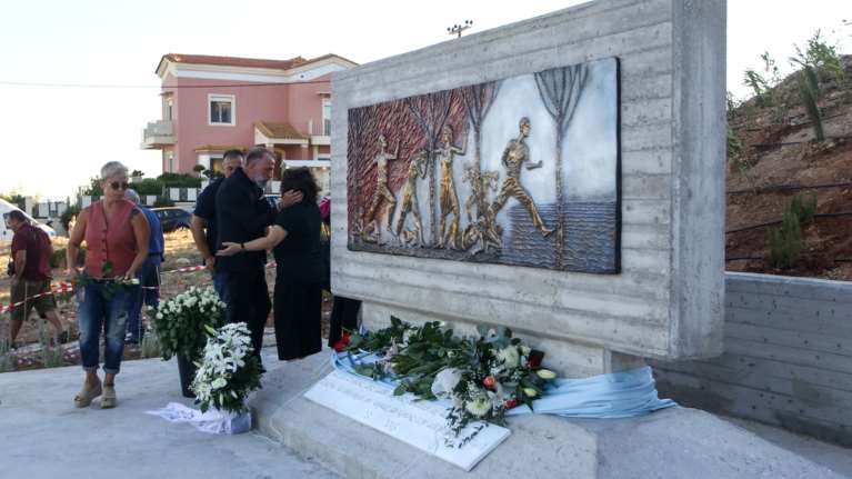 Φωτιά στο Μάτι: Συγκίνηση στα αποκαλυπτήρια του μνημείου - &quot;Η φυγή των ανθρώπων και η πύρινη λαίλαπα&quot; [Εικόνες]