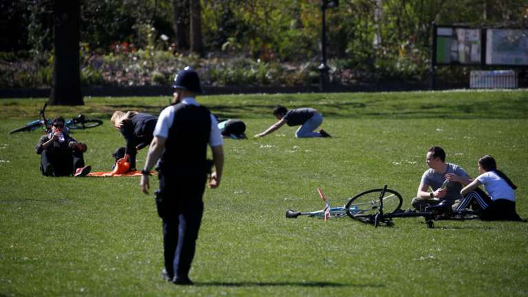 Ασυγκράτητοι παρά τον κορονοϊό: Έκαναν σεξ δημοσίως έξω από το Μπάκιγχαμ