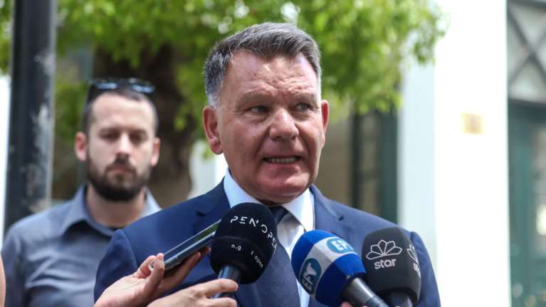 Υπόθεση Λιγνάδη: Έξαλλος ο Κούγιας με δημοσιογράφο - &quot;Μην είστε ανάγωγη&quot; της είπε και αποχώρησε