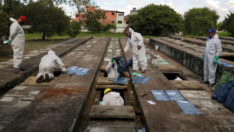 Ανατριχιαστικές σκηνές στη Βραζιλία: Αδειάζουν τους τάφους για να χωρέσουν οι νέοι νεκροί [εικόνες]