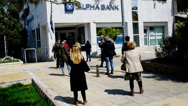 Τράπεζες: Συνεχίσθηκε και το 2019 η μείωση των τραπεζικών καταστημάτων και του αριθμού των τραπεζοϋπαλλήλων