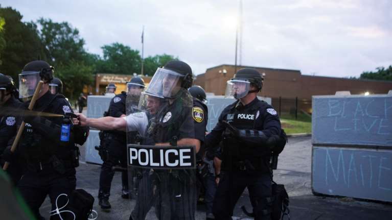 Σοκ στις ΗΠΑ: Αγοράκι ενός έτους τραυματίστηκε σοβαρά από αστυνομικά πυρά - Καταθέτει μήνυση η μητέρα