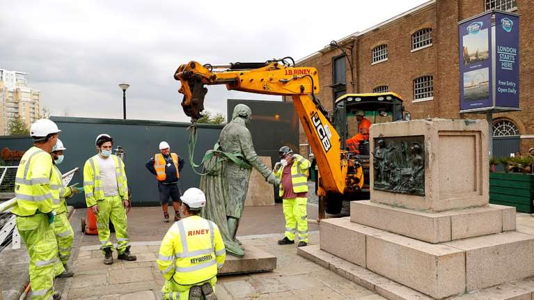Κίνημα καταστροφής αγαλμάτων εμπόρων δούλων στην Μ. Βρετανία- Η αντίδραση στην δολοφονία Φλόιντ [εικόνες]