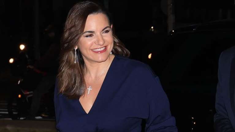 Η Όλγα Κεφαλογιάννη super chic στο Παρίσι - Η φινετσάτη κάπα της