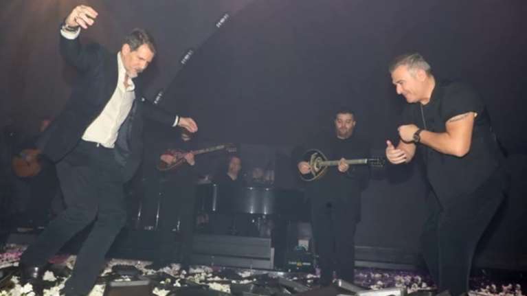 Αντώνης Ρέμος: Πώς αποκάλεσε τον Παύλο Ντε Γκρες την ώρα που χόρευε το ζεϊμπέκικο που έγινε viral