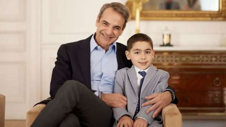 Στο Μαξίμου το &quot;γούρι&quot; του Κυριάκου Μητσοτάκη: O μικρός Μάξιμος και η αδερφή του, μεγάλη θαυμάστρια του Πίνατ